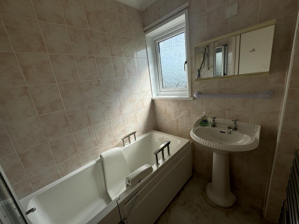 Lot: 131 - DETACHED BUNGALOW REQUIRING MODERNISATION ON A GENEROUS PLOT - View of the bathroom